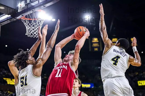 Morez Johnson Jr. (51) and Nimari Burnett (4)