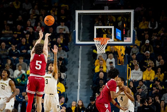 Morez Johnson Jr. (21), Elliot Cadeau (3), and Nimari Burnett (4)