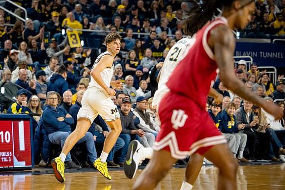 Will Tschetter (42) and Morez Johnson Jr. (21)