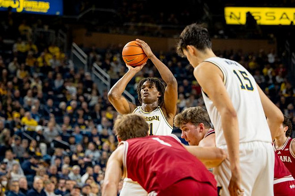 Morez Johnson Jr. (21) and Aday Mara (15)
