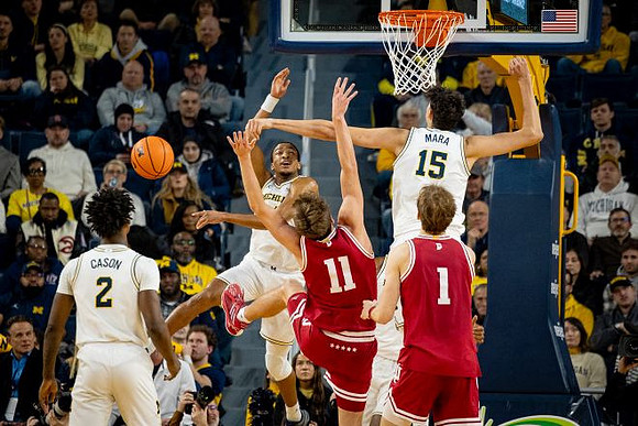 L.J. Cason (2), Nimari Burnett (4), and Aday Mara (15)