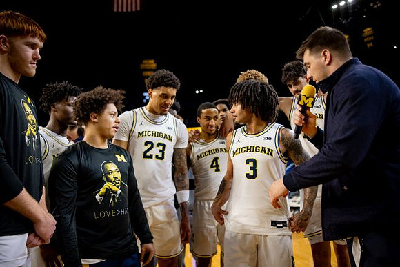 Yaxel Lendeborg (23), Elliot Cadeau (3), and Michigan Team