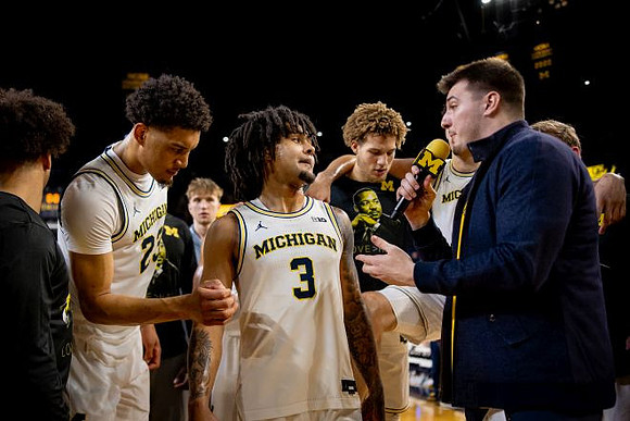 Yaxel Lendeborg (23), Elliot Cadeau (3), and Michigan Team