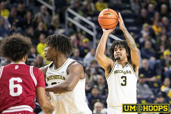 Morez Johnson Jr. (21) and Elliot Cadeau (3)