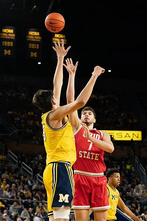 Aday Mara (15) and Trey McKenney (1)