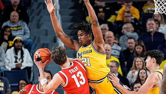 Morez Johnson Jr. (21) and Aday Mara (15)