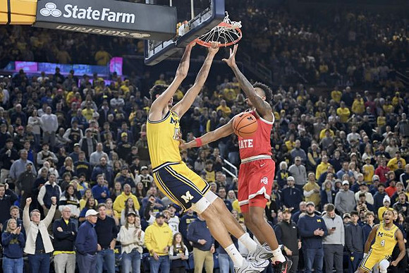 Aday Mara (15) and Nimari Burnett (4)