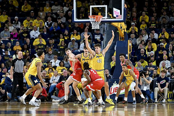 Trey McKenney (1), Aday Mara (15), Will Tschetter (42), and Nimari Burnett (4)