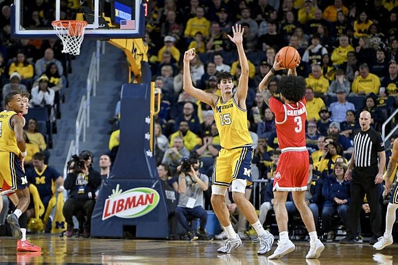 Nimari Burnett (4) and Aday Mara (15)