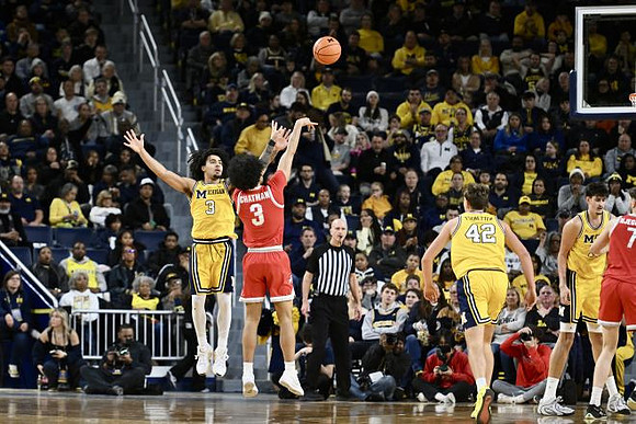 Elliot Cadeau (3), Will Tschetter (42), and Aday Mara (15)
