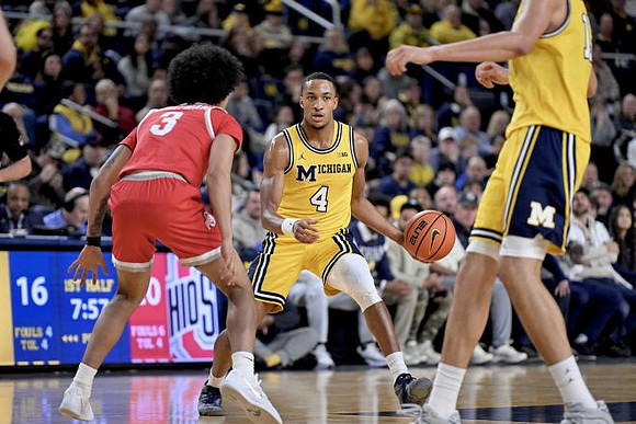 Nimari Burnett (4) and Aday Mara (15)
