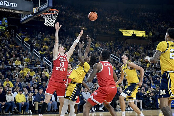 L.J. Cason (2), Aday Mara (15), and Yaxel Lendeborg (23)