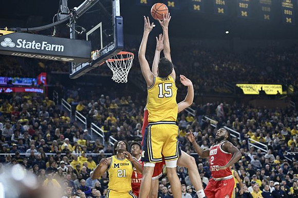 Morez Johnson Jr. (21) and Aday Mara (15)