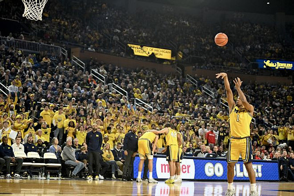 Trey McKenney (1) and Michigan Team