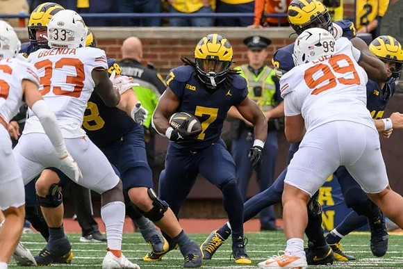 Giovanni El-Hadi (58) and Donovan Edwards (7)