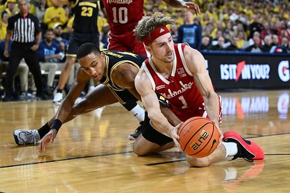 Nimari Burnett (4) and Yaxel Lendeborg (23)