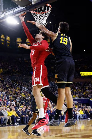 Morez Johnson Jr. (21) and Aday Mara (15)