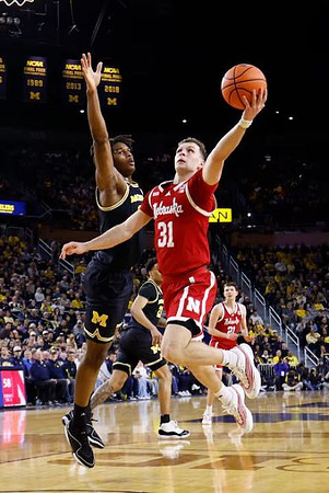 Morez Johnson Jr. (21) and Yaxel Lendeborg (23)