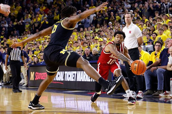 Morez Johnson Jr. (21) and Nebraska Head Coach Fred Hoiberg