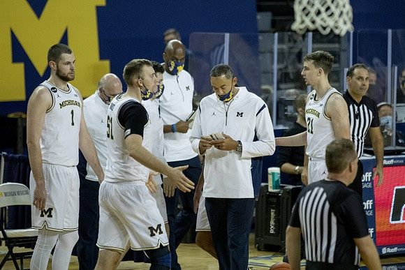 Hunter Dickinson (1), Phil Martelli, Austin Davis (51), Juwan Howard, and Franz Wagner (21)
