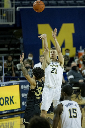 Franz Wagner (21) and Chaundee Brown Jr. (15)