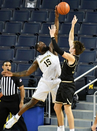 Chaundee Brown Jr. (15)
