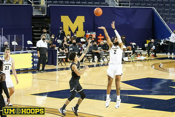 Franz Wagner (21), Isaiah Livers (2), and Greg Kampe Oakland Head Coach
