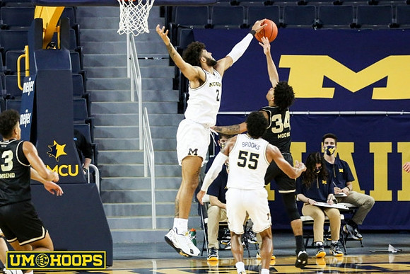Isaiah Livers (2) and Eli Brooks (55)