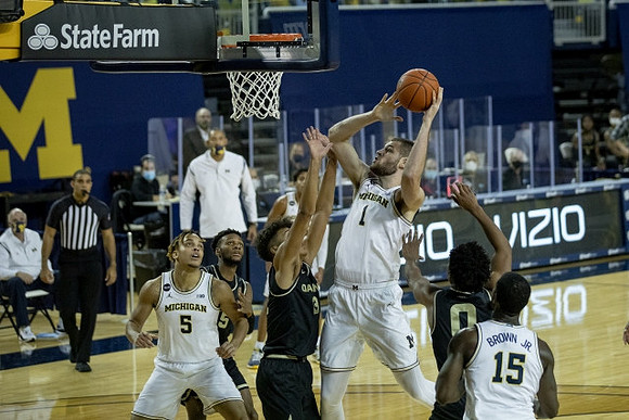 Terrance Williams II (5), Hunter Dickinson (1), and Chaundee Brown Jr. (15)