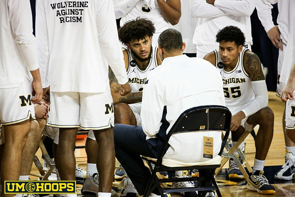 Isaiah Livers (2), Juwan Howard, and Eli Brooks (55)
