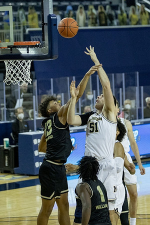 Austin Davis (51) and Franz Wagner (21)