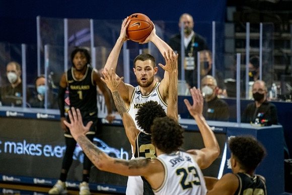 Hunter Dickinson (1) and Brandon Johns Jr. (23)