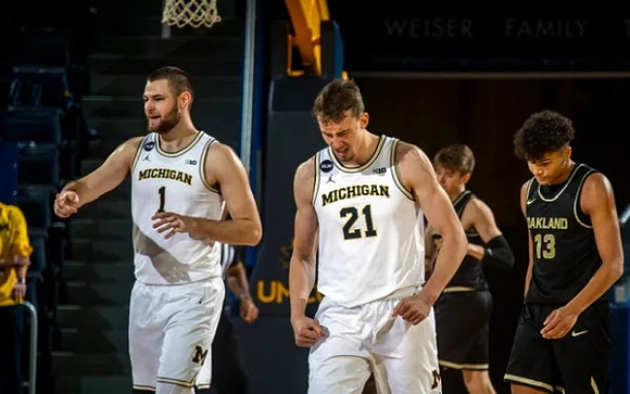 Hunter Dickinson (1) and Franz Wagner (21)