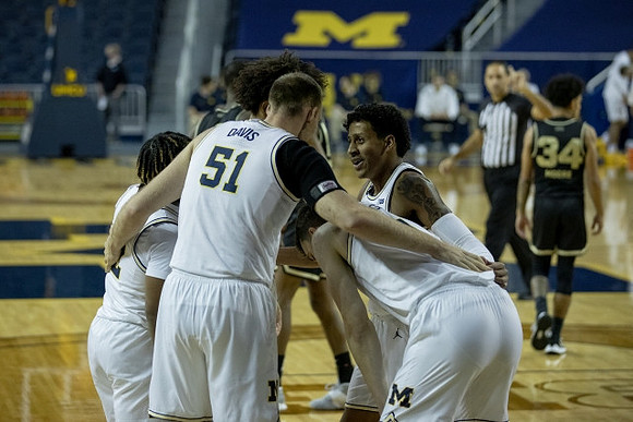 Mike Smith (12), Austin Davis (51), Eli Brooks (55), Franz Wagner (21), and Isaiah Livers (2)