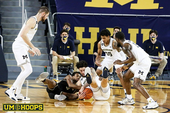 Hunter Dickinson (1), Brandon Johns Jr. (23), Eli Brooks (55), and Chaundee Brown Jr. (15)