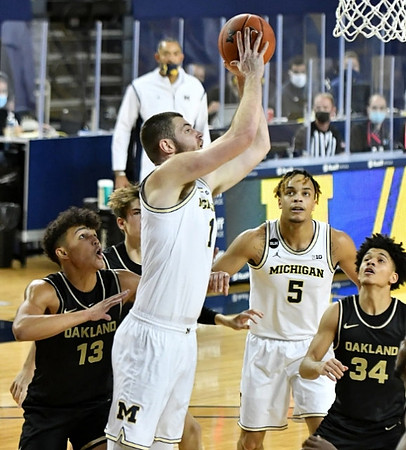 Hunter Dickinson (1) and Terrance Williams II (5)