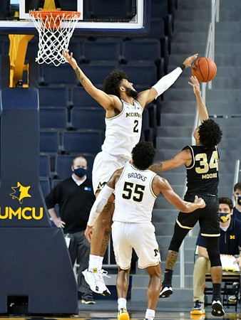 Isaiah Livers (2) and Eli Brooks (55)