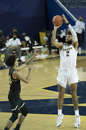 Isaiah Livers (2)