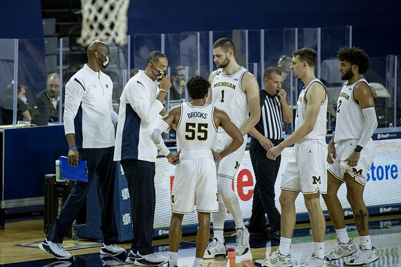 Juwan Howard, Eli Brooks (55), Hunter Dickinson (1), Franz Wagner (21), and Isaiah Livers (2)