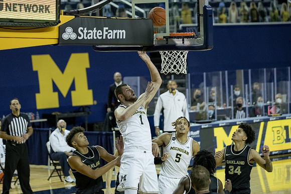 Hunter Dickinson (1) and Terrance Williams II (5)