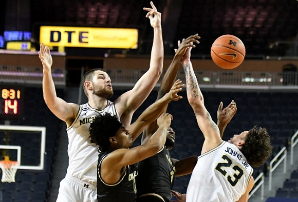 Hunter Dickinson (1) and Brandon Johns Jr. (23)