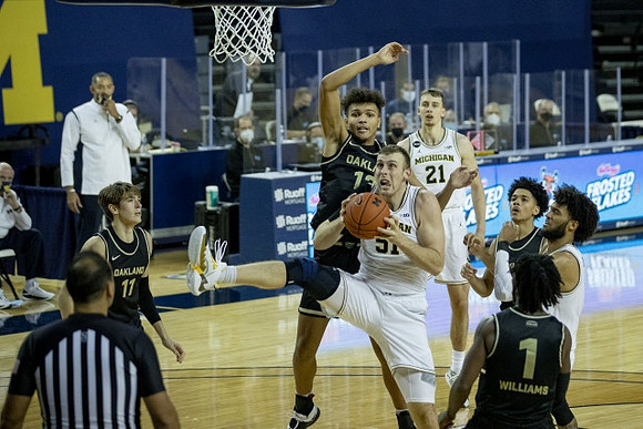 Juwan Howard, Austin Davis (51), Franz Wagner (21), and Isaiah Livers (2)