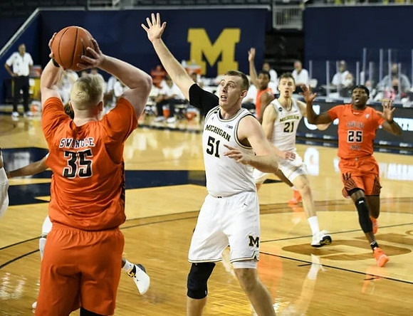 Austin Davis (51) and Franz Wagner (21)