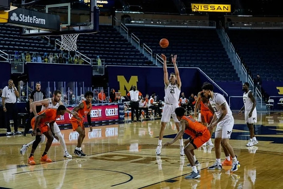 Hunter Dickinson (1), Franz Wagner (21), Brandon Johns Jr. (23), and Chaundee Brown Jr. (15)