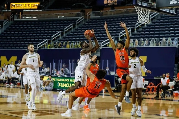 Hunter Dickinson (1), Chaundee Brown Jr. (15), and Isaiah Livers (2)