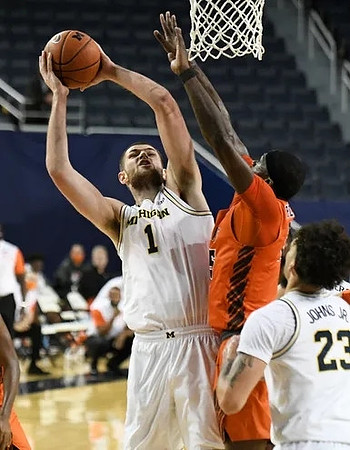 Hunter Dickinson (1) and Brandon Johns Jr. (23)