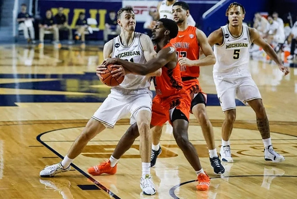 Franz Wagner (21) and Terrance Williams II (5)