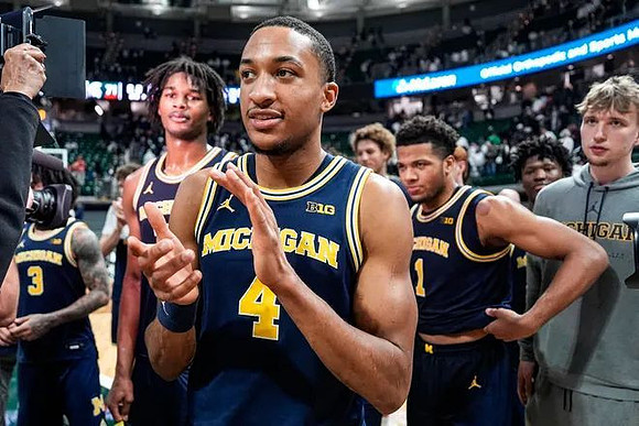 Nimari Burnett (4) and Michigan Team