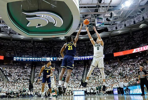Nimari Burnett (4) and Morez Johnson Jr. (21)
