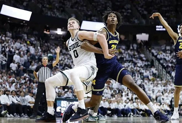 Morez Johnson Jr. (21) and Yaxel Lendeborg (23)